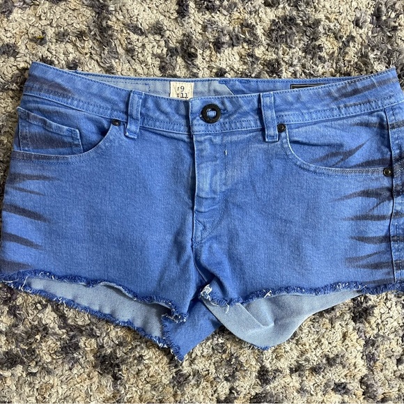 Woman's Volcom blue cutoff short shorts.
Size 9
Inseam 2 inches
#volcom - Picture 3 of 9